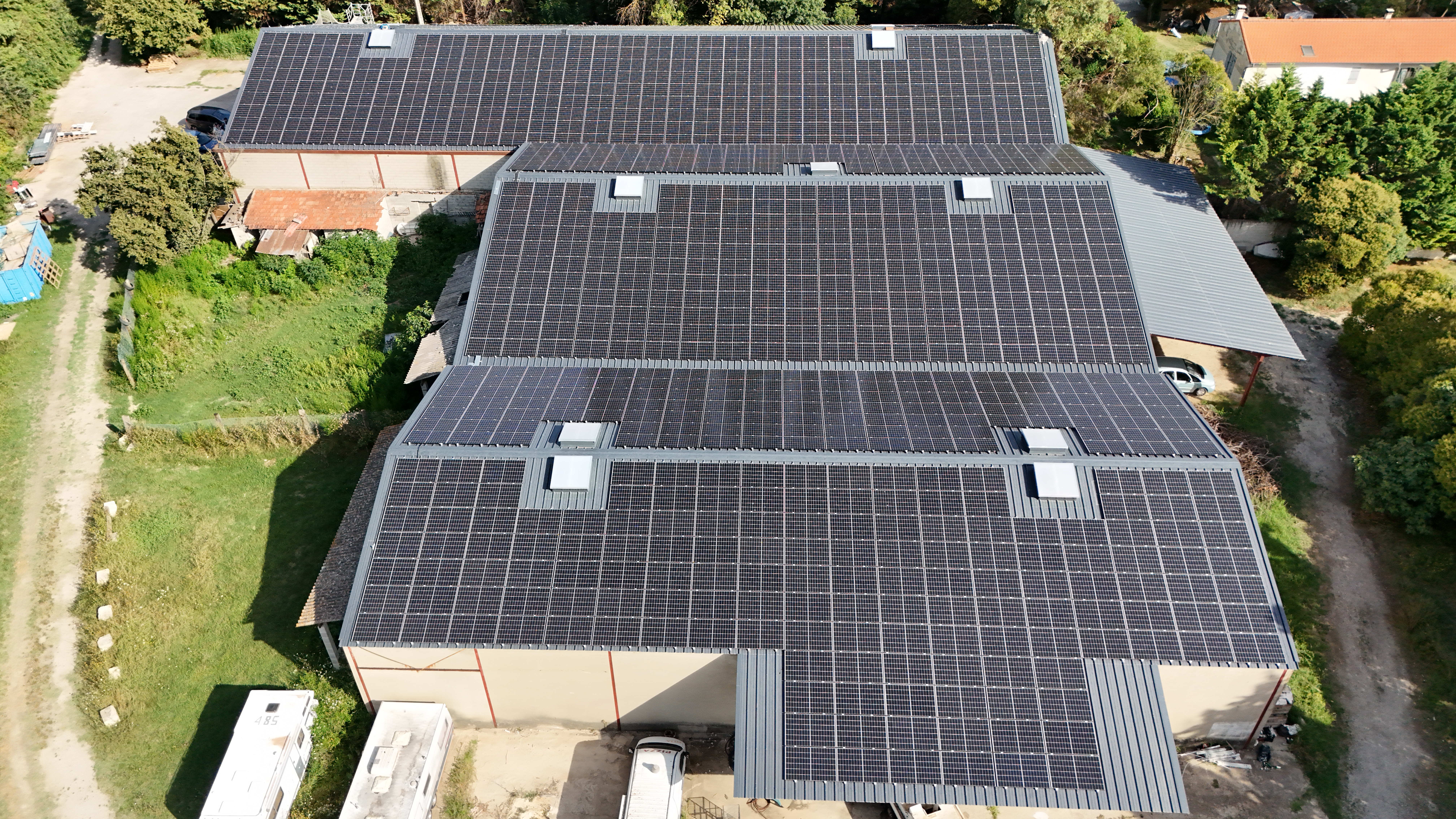 Toiture industrielle rénovée et équipée de panneaux solaires Phénix Solar